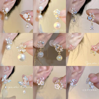 Pearl and stone Earring